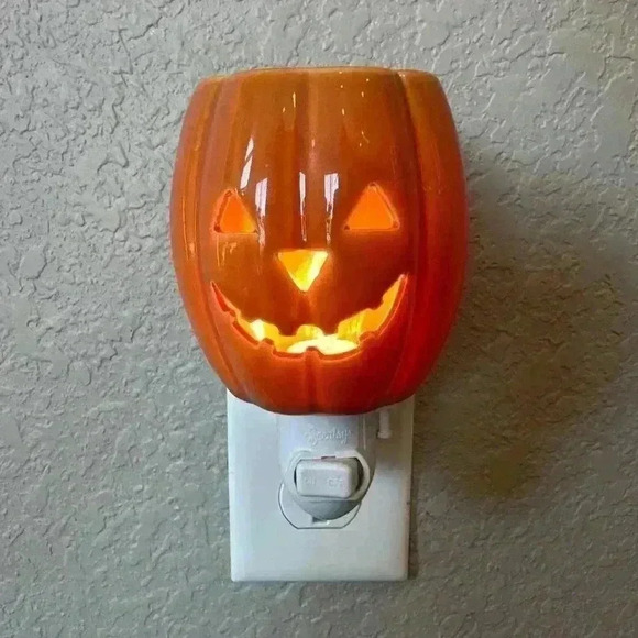 Scentsy Jack O'Lantern Halloween Pumpkin Orange Plug-In Wax Warmer - Picture 1 of 5